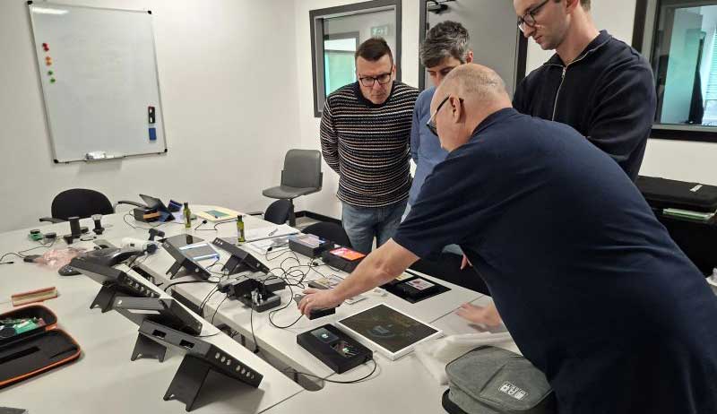 tony showing customer high resolution displays on the anders roadshow